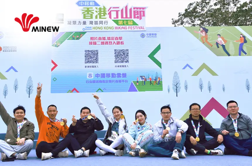 minew walking hand-in-hand